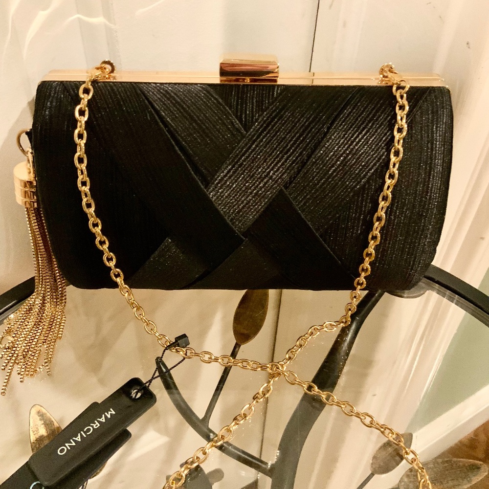 BRAND NEW W/TAGS, beautiful Marciano purse/clutch w/removable chain